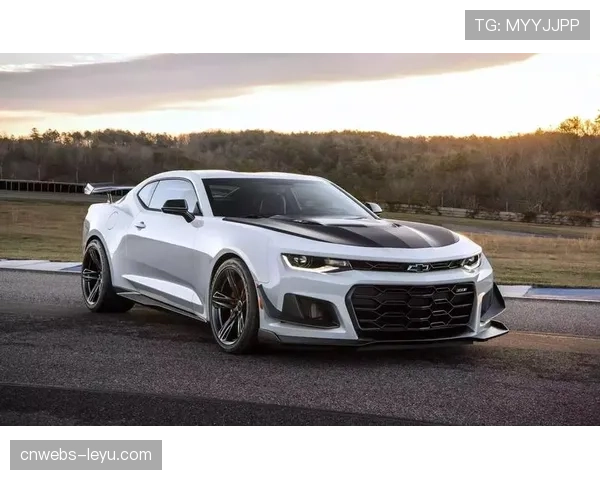 吉达赛道边，工作人员迅速清理撞车碎片